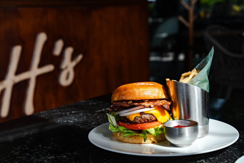 Harry’s Burger servida con papas a la francesa en Harry’s Prime Steakhouse & Raw Bar