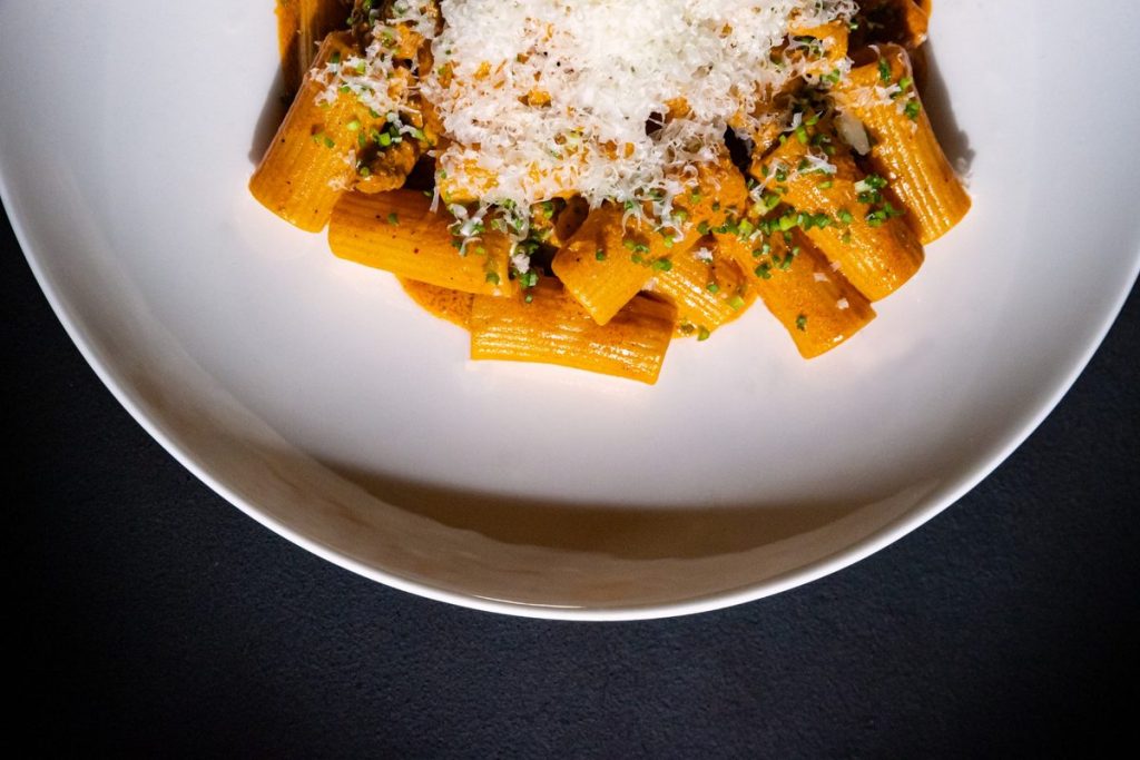 Spicy Vodka Rigatoni servido en Harry’s Prime Steakhouse & Raw Bar
