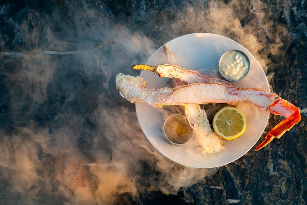 Alaskan King Crab servido en Harry’s Prime Steakhouse & Raw Bar